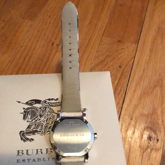 Authentic Burberry Watch- rarely worn - Picture 5 of 6